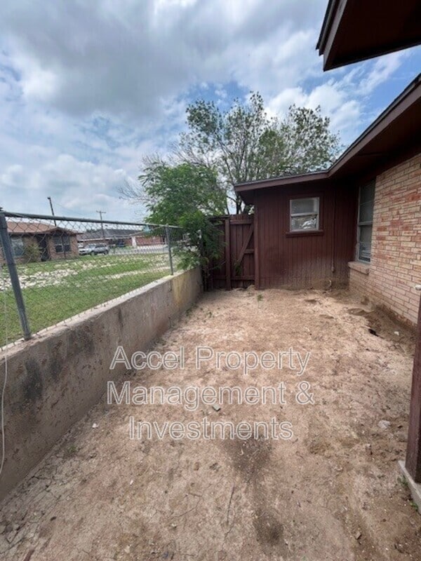 Building Photo - 2401 Gumwood Ave W