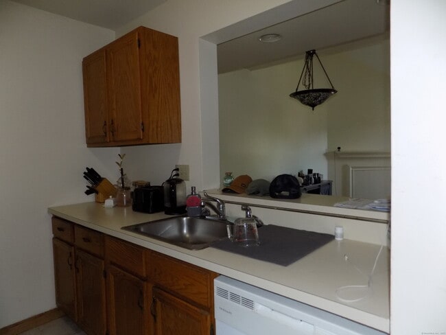 Building Photo - 112 Willow Springs
