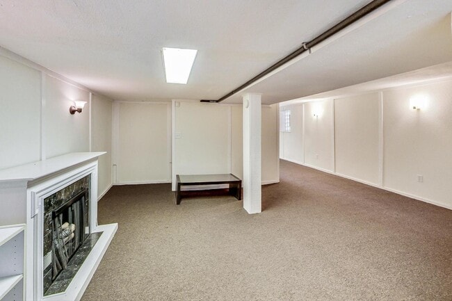 Building Photo - 1521 W Nelson St