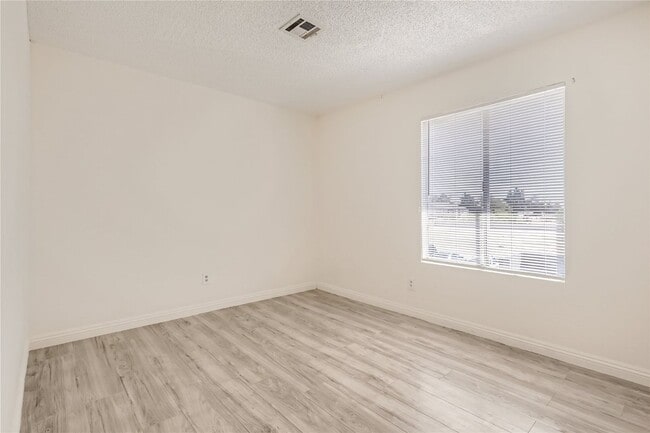 Building Photo - Stunning Recently Updated, 2 Bedroom Unit!