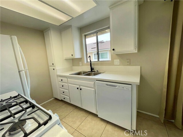 Building Photo - 326 W 9th St