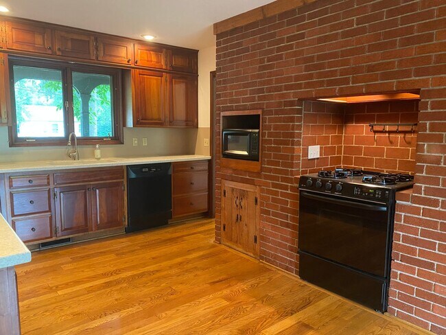 Building Photo - Beautiful Home on the Maumee River