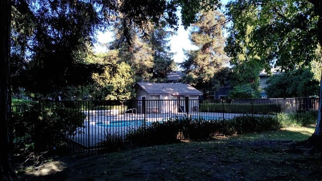 Building Photo - Large 2-story 2 Bedroom Townhouse w/Garage...