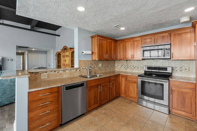 Building Photo - Breathtaking downtown East-facing, penthouse condo - FURNISHED!