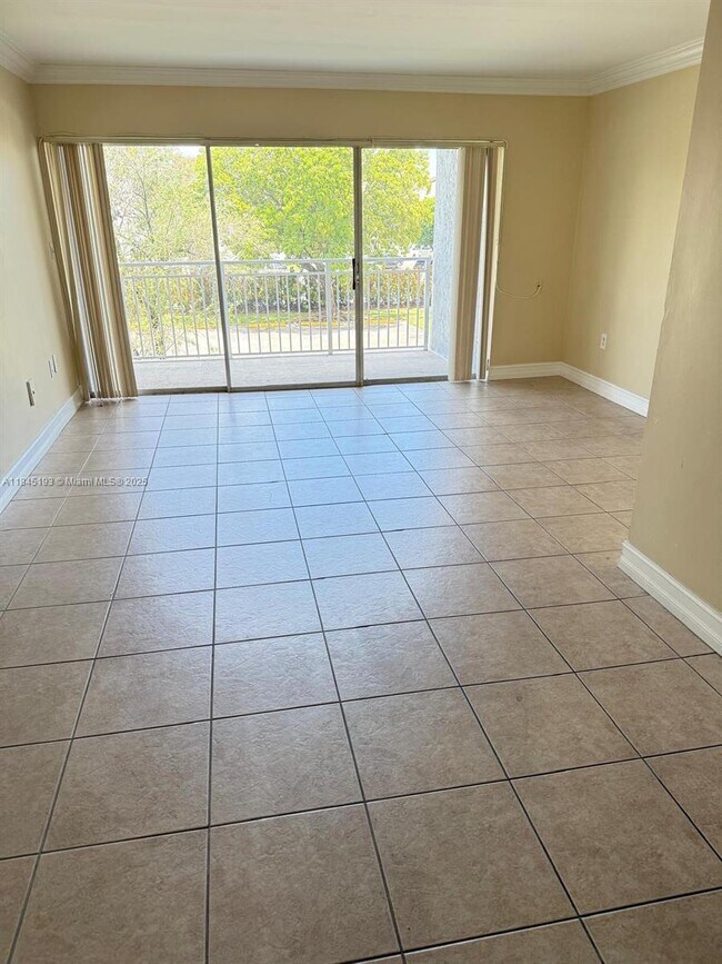 Building Photo - 9355 Fontainebleau Blvd
