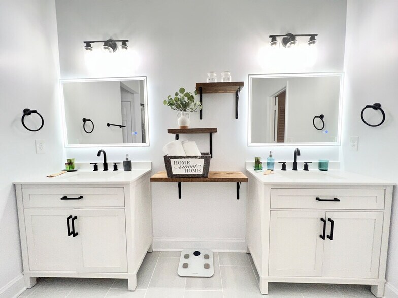 Building Photo - 6046 Barker Landing NE