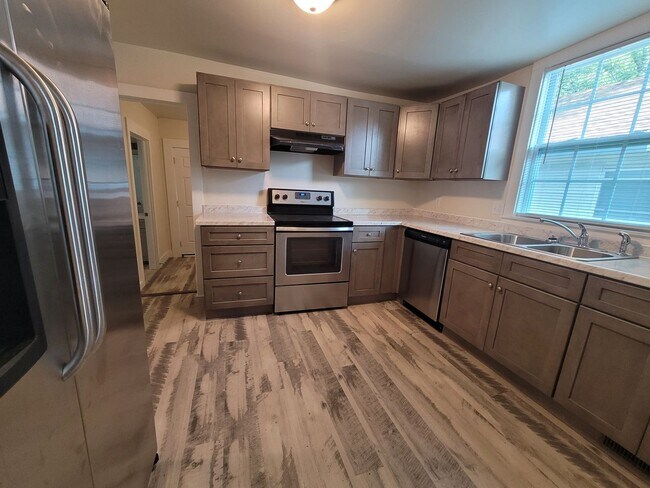 Building Photo - Newly renovated 4 bed 2 bath home in the h...