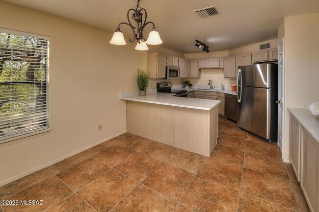 Building Photo - 6655 N Canyon Crest Dr