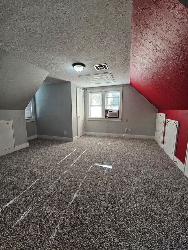 Building Photo - (4) Bed, (3) Bath with (2) Living Areas Avail NOW! Short-Term Lease Avail!