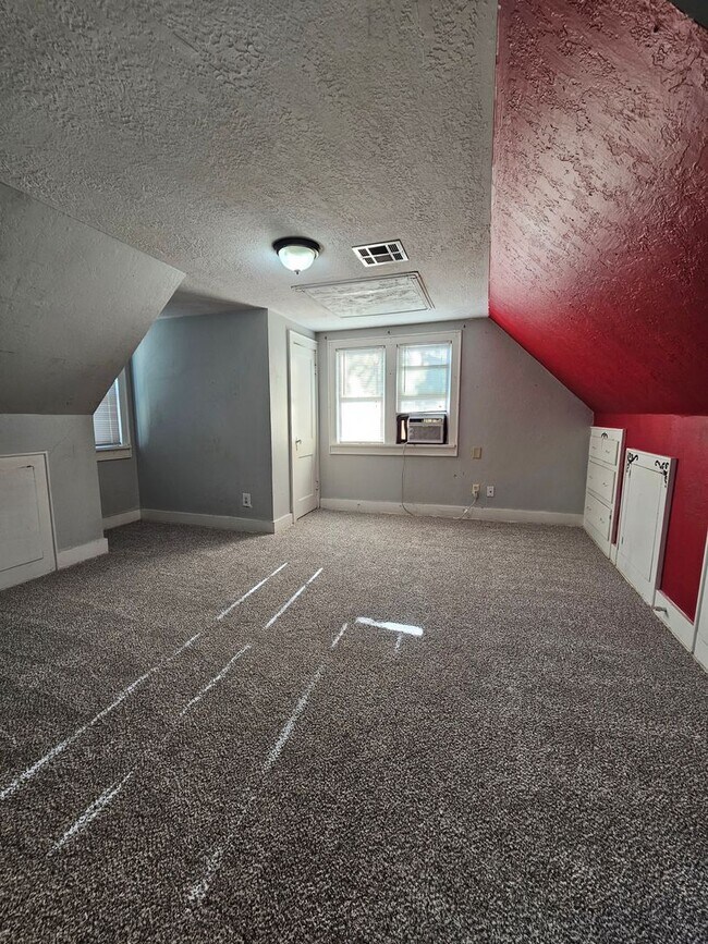 Building Photo - Short-Term Rental ONLY - (4) Bed, (3) Bath with (2) Living Areas Avail NOW!