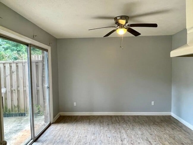 Building Photo - 2 bedroom townhouse