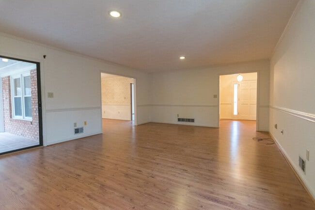 Building Photo - 1060 Windbrooke Ct