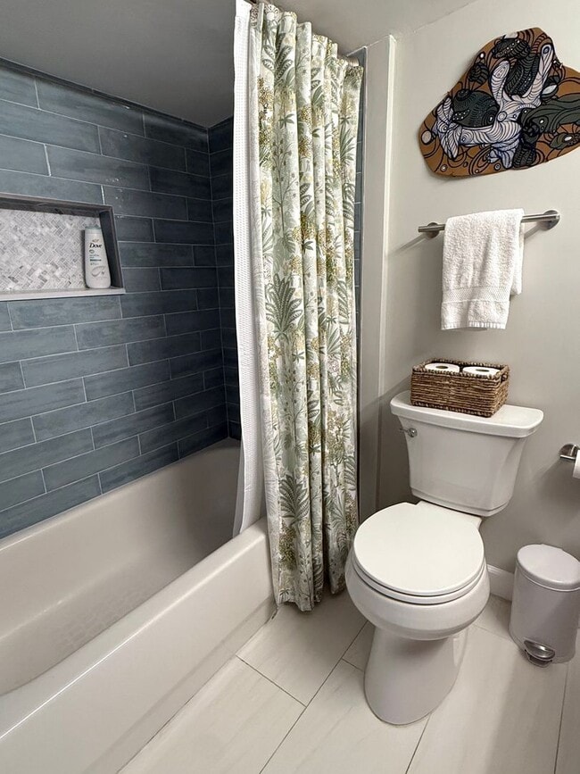 Building Photo - 2 Bedroom 2 Bath Annual Furnished Cottage ...