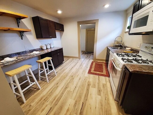 Building Photo - 113 E Velma Ave