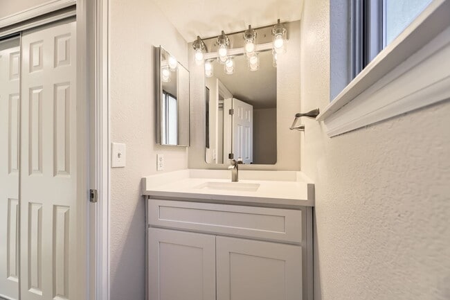 Building Photo - 4 bedroom, 2 1/2 bath home with attached 2...