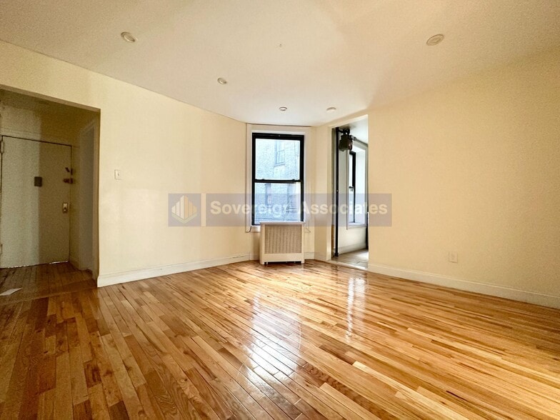 Building Photo - 526 W 161st St