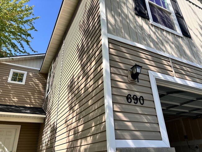 Building Photo - Ready for Move In - Cedar Creek Spacious L...