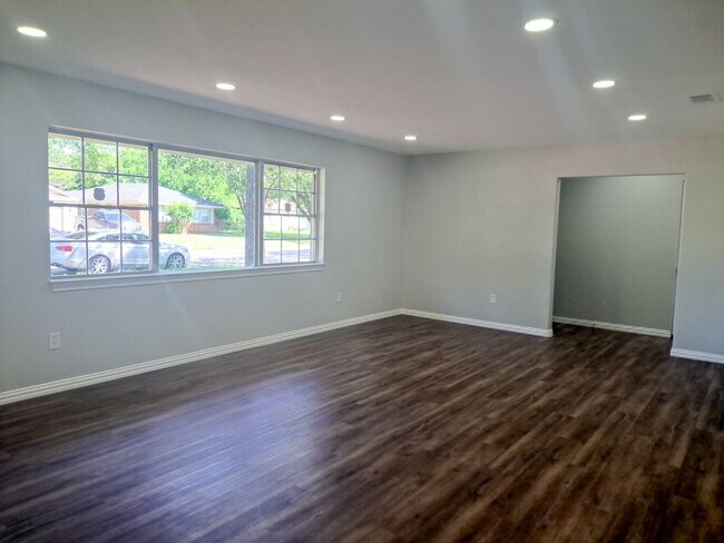 Building Photo - 5 bedroom / 2 bath