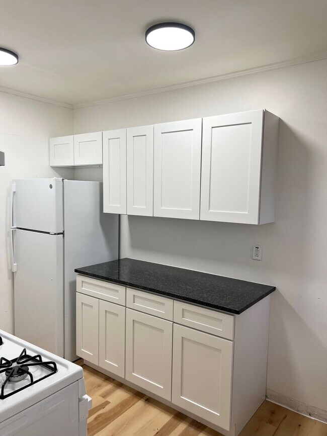 Building Photo - Spacious 3 bed, 2.5 bath Single Family home in Carrick- New Flooring and Paint, Available Immedia...