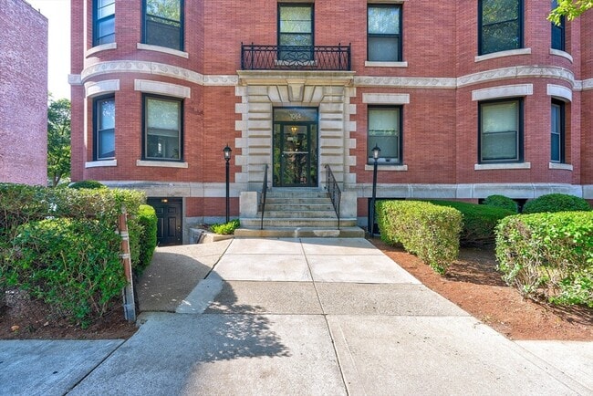 Building Photo - 1064 Beacon St