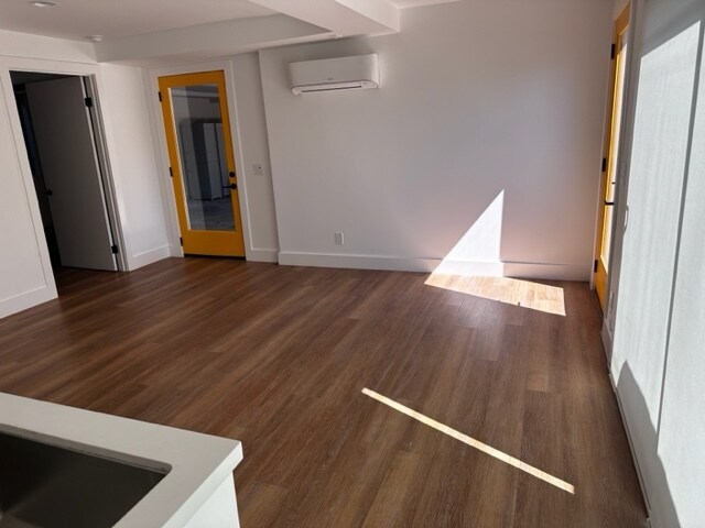 Building Photo - 1527 Wellesley Ave