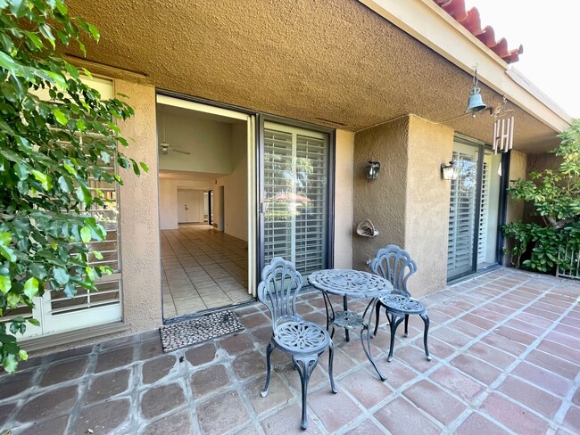 Building Photo - AVAILABLE NOW!  3 Bedroom 2 Bathroom Condo...