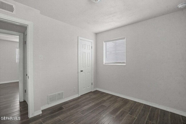 Building Photo - 5316 Saxon Dr
