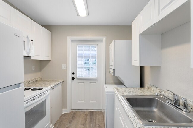 Building Photo - 1511 E Kaley St