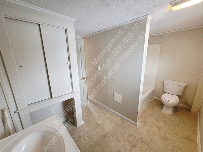 Building Photo - 323 Hughes St