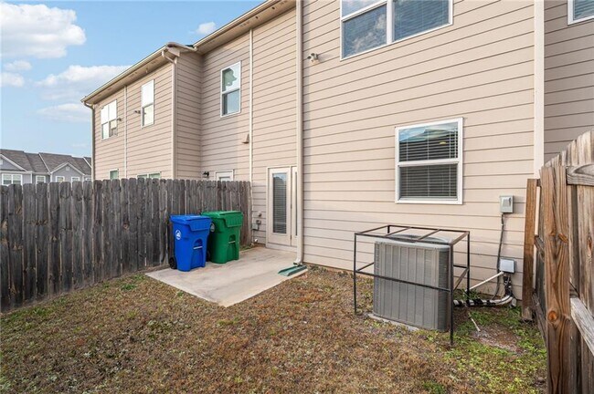 Building Photo - 6395 Shalks Xing Dr