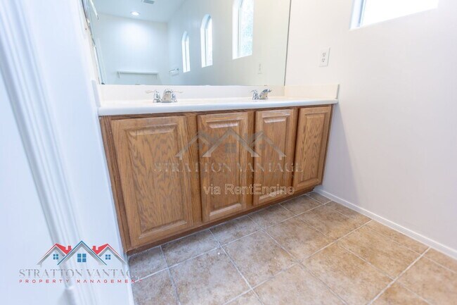 Building Photo - 110 Cholla St