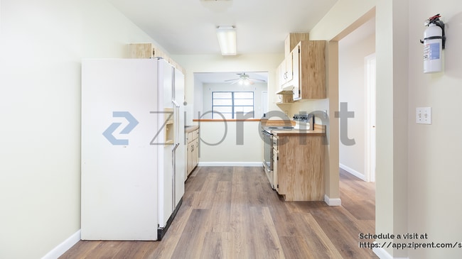 Building Photo - 604 Roselyn Ave