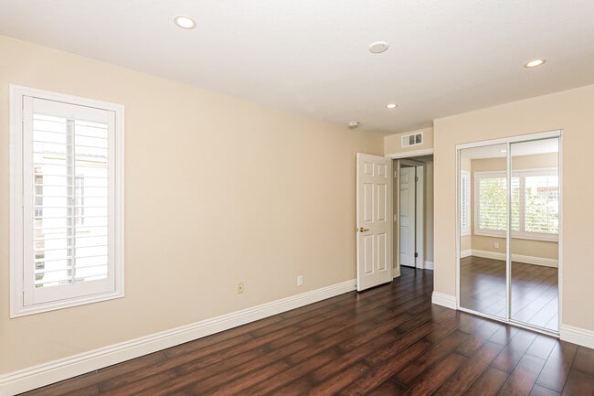 Building Photo - 2375 Del Mar Way