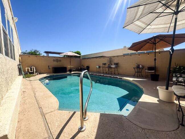 Building Photo - "Well Maintained 3 Bedroom, 2 Bathroom Pool Home in Yuma Corona!"