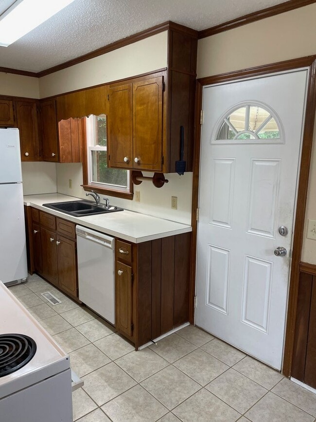 Building Photo - 3 BED, 2 BATH BRICK HOME LOCATED IN COUNTR...
