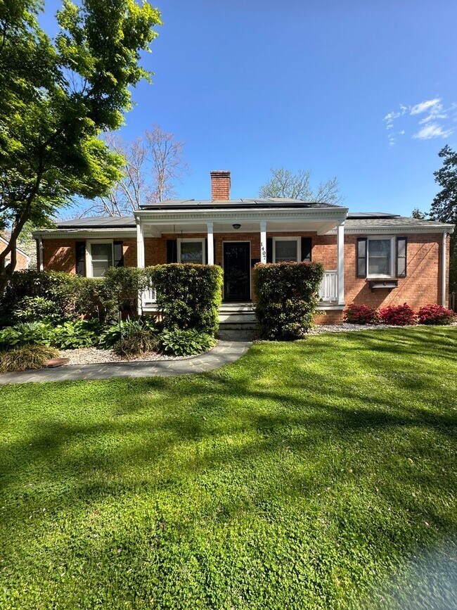 Building Photo - Charming 3 BR, 2.5 Ba house in a great location in town on a quiet cul de sac