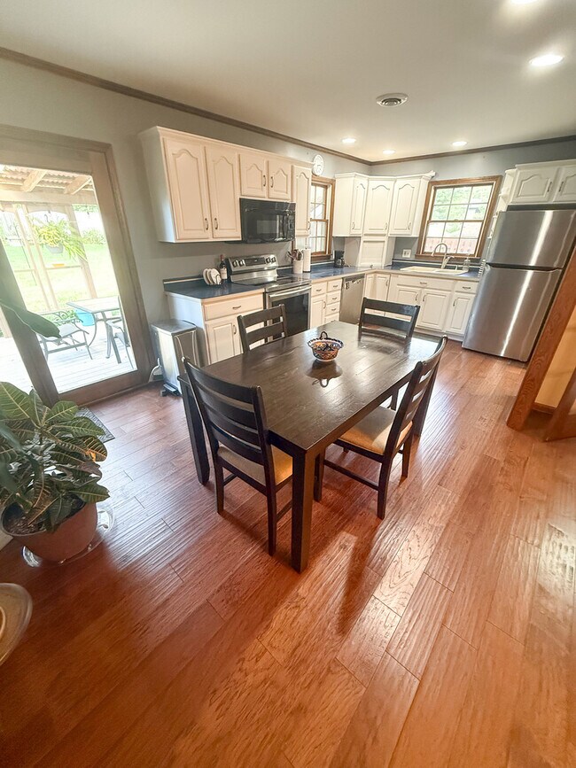 Building Photo - 557 Hardin Ave