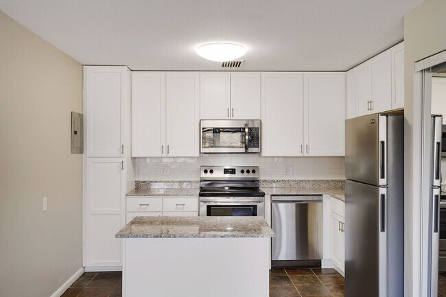 Building Photo - Remodeled Garden 2 bedroom
