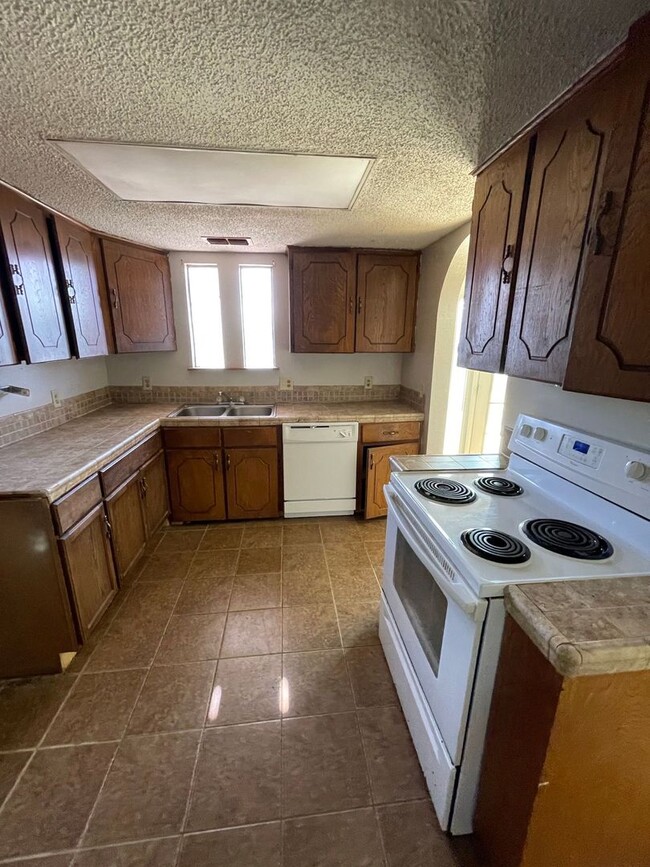 Building Photo - Spacious & Affordable Home for Lease on Go...