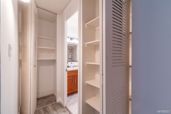 Building Photo - Upgraded 2BR 1BA 1PARKING near Waikiki & UH Manoa! Dishwasher & Washer/Dryer In Unit!