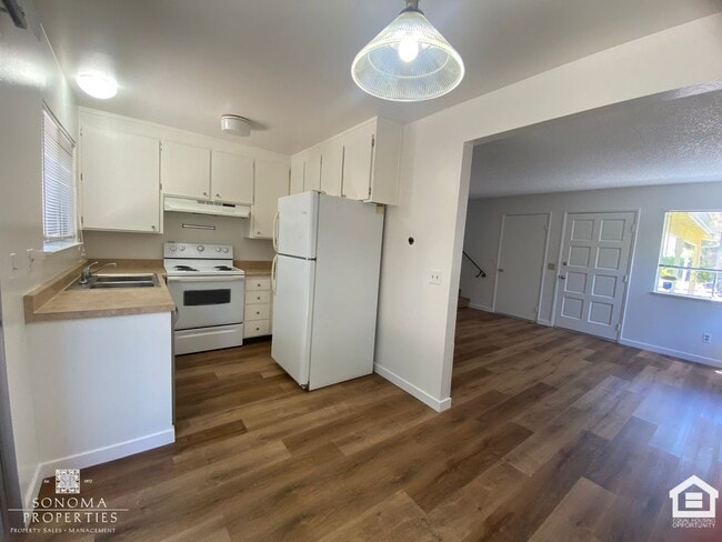 Building Photo - Charming 2 Bed / 1.5 Bath Duplex in Sonoma!