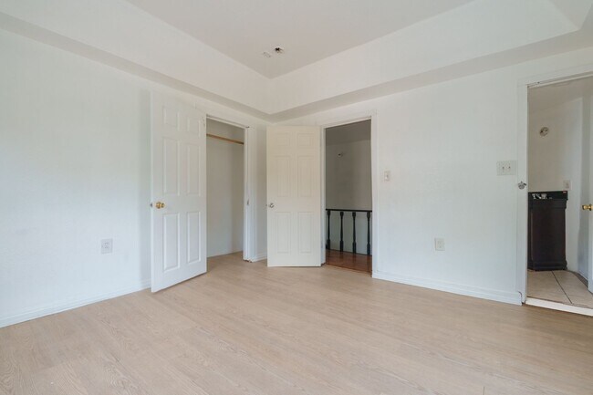 Building Photo - MOVE IN READY 4 Bedroom in Suffolk!