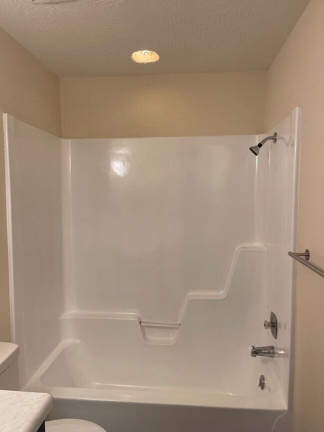 Building Photo - PRE-LEASING! 3 Bedroom in the heart of Springfield
