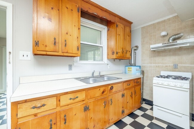 Building Photo - Freshly Renovated 2-Bedroom Home in Quiet ...