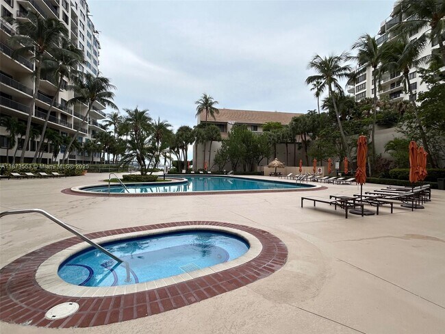 Building Photo - 540 Brickell Key Dr