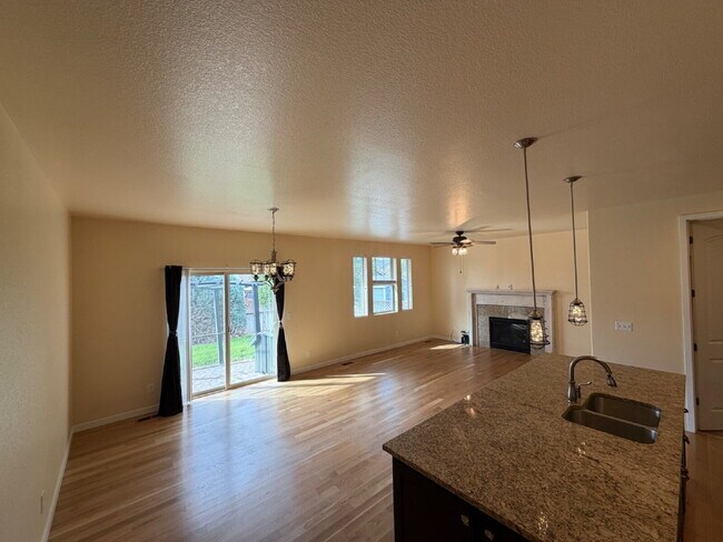 Building Photo - 15952 Village Cir E