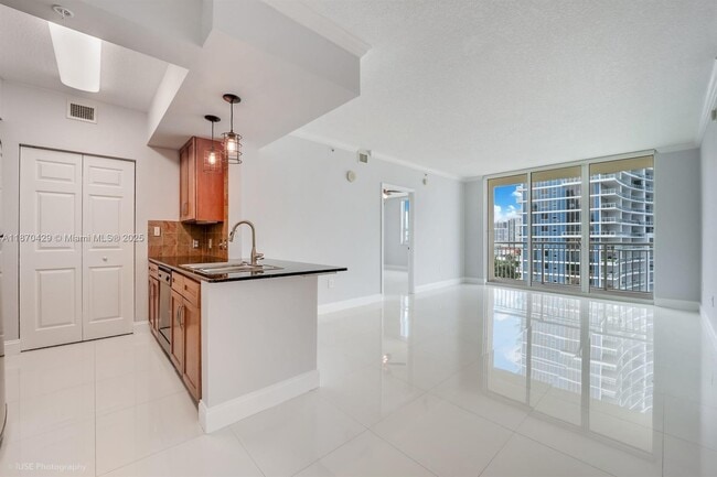 Primary Photo - 2000 N Bayshore Dr