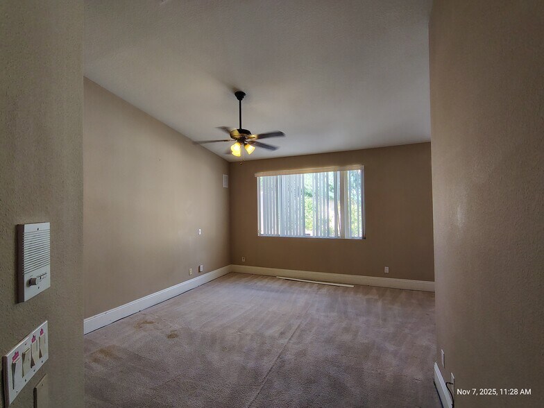 Building Photo - 9160 Valley Spring Ct