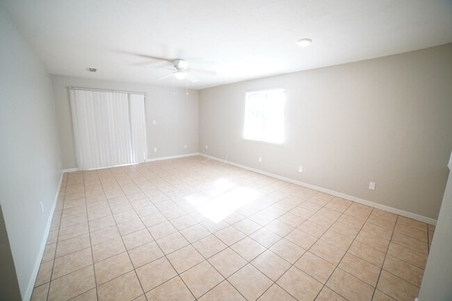 Building Photo - 2 bed / 1 bath Townhome on Tharpe