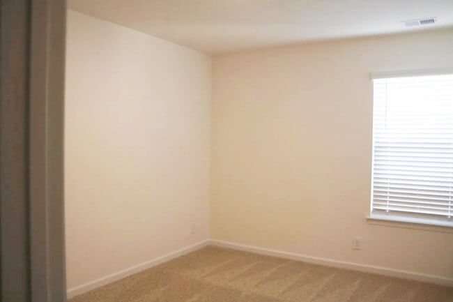 Building Photo - Spacious 4-Bedroom Home with Office and Patio in Oak Ridge